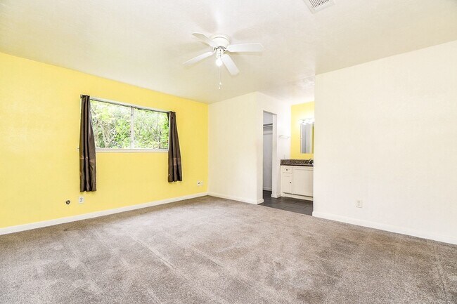 Building Photo - 9037 Crestview Dr