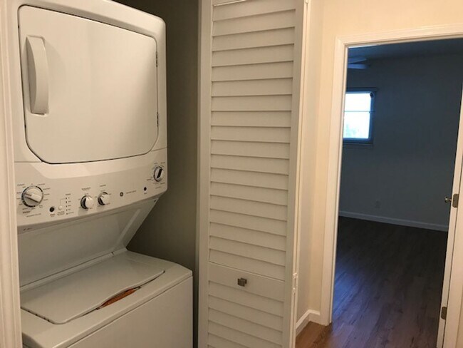 Building Photo - Beautiful updated single level S. Walnut Creek home with large yard