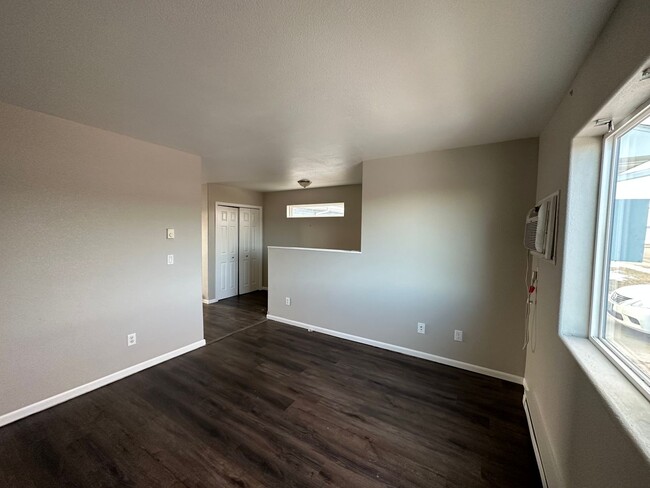 Building Photo - 3 Bedroom Townhome!