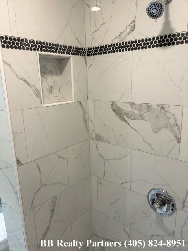 Building Photo - 2718 S Richmond Ave