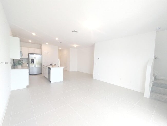 Building Photo - 390 SE Crossoak Ln