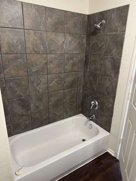 Main Bathtub - 105 Del Rio Ave