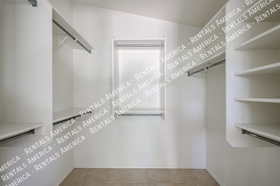 Building Photo - 568 E Sherri Dr