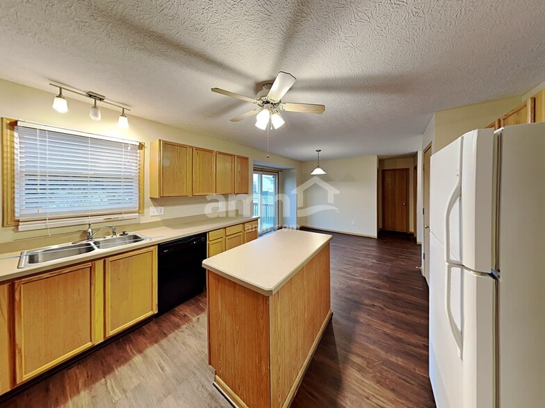 Building Photo - 1501 Scenic Valley Pl