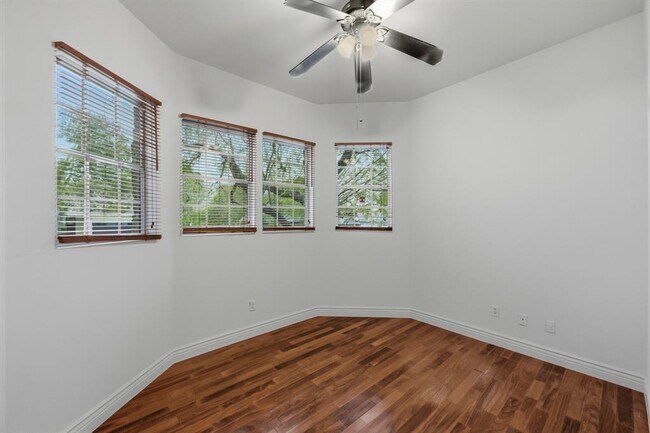 Building Photo - 9312 Roxanna Dr