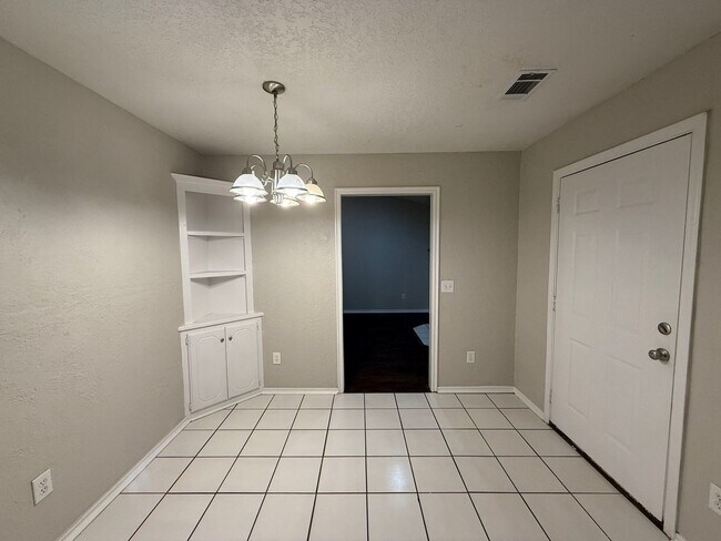 Building Photo - Charming 3 Bedroom Home in Mustang School District