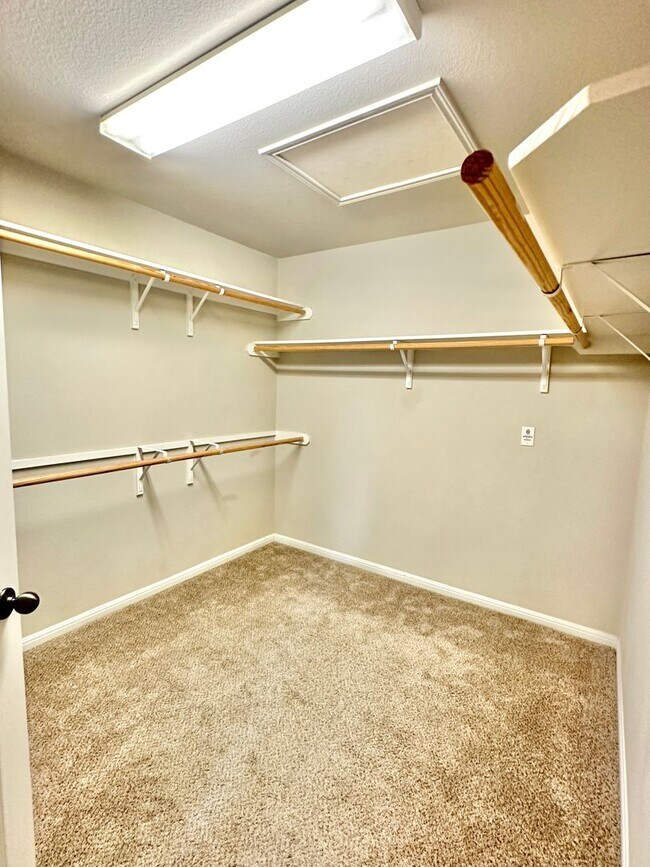 Building Photo - Stunning 4-Bedroom Home in the Desirable S...