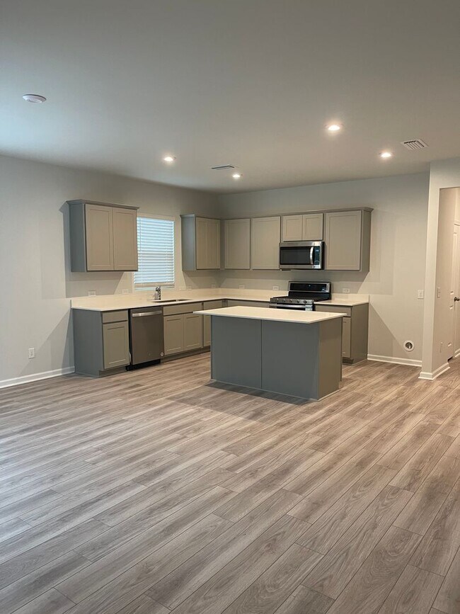 Building Photo - 4 bed 2 bath home in Heartwood!