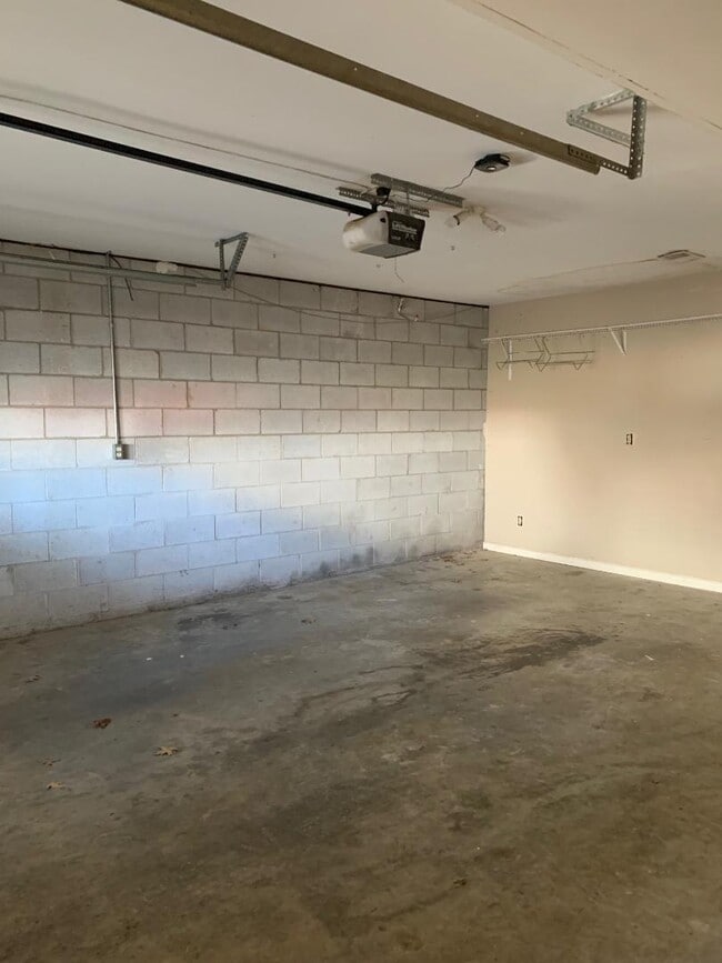Building Photo - 3907 Kenesaw Dr
