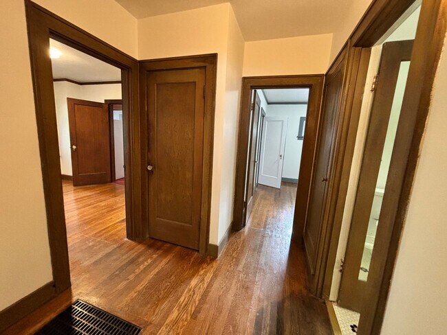 Building Photo - Newly updated 4 bedroom house in Laurelhurst neighborhood!