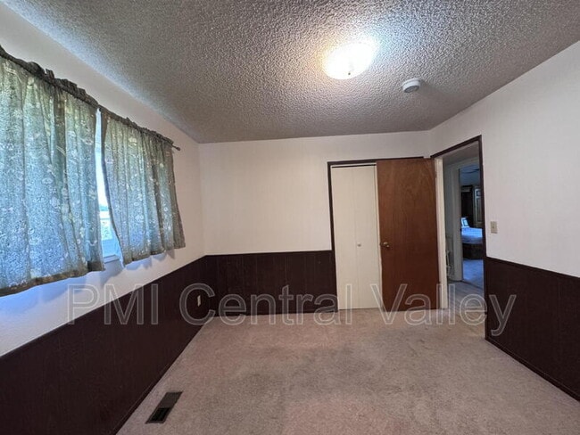 Building Photo - 4650 Dahlia Dr