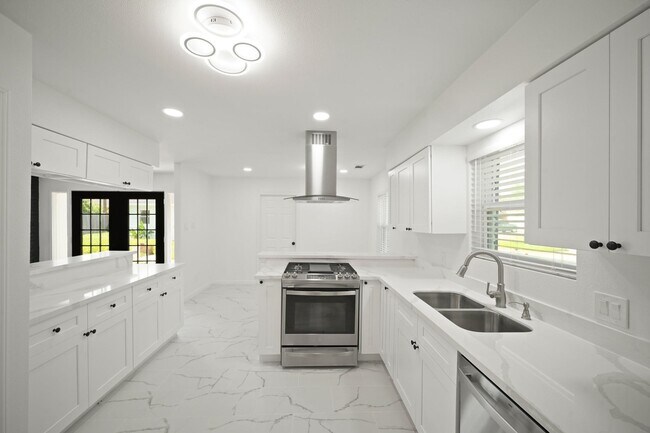 Building Photo - 5943 Greenmont Dr