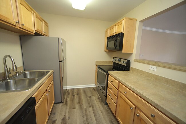 Building Photo - Fully Updated 3 Bedroom Condo in Prime Ral...