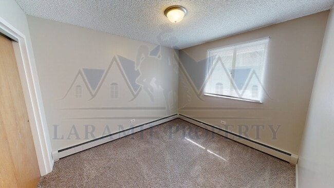 Building Photo - 2 Bed 1 Bath Apartment