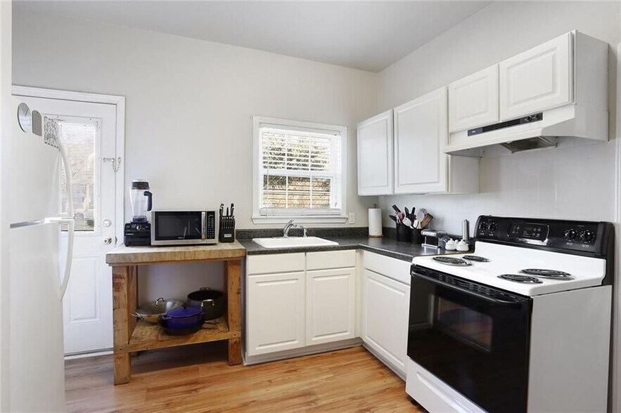 Kitchen includes fridge and microwave oven - 213 Polk Street