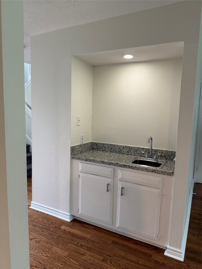 Building Photo - 2318 Aprilmont Dr