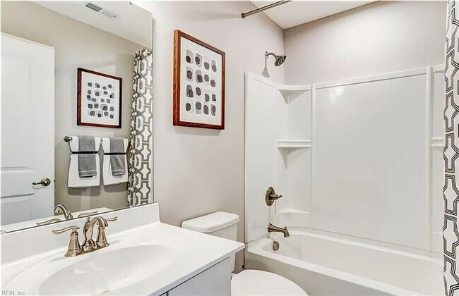 Building Photo - Lovely Townhouse in Benns Grant!