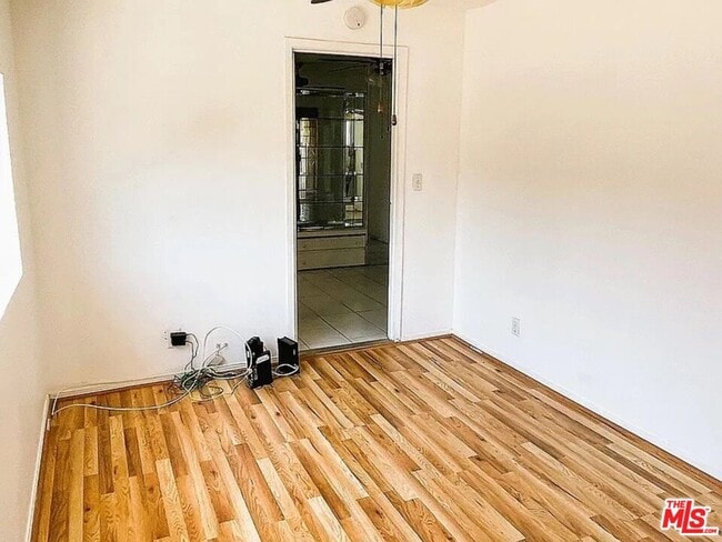 Building Photo - 755 N Kenmore Ave