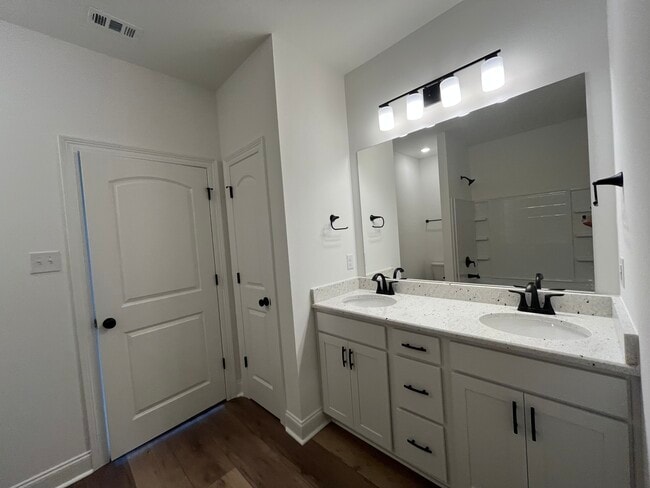 Building Photo - 109 Nandina Dr