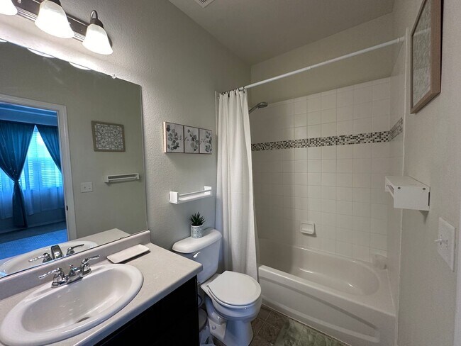 Building Photo - 2 Bed 3 Bath Townhouse with  2 Car Attache...