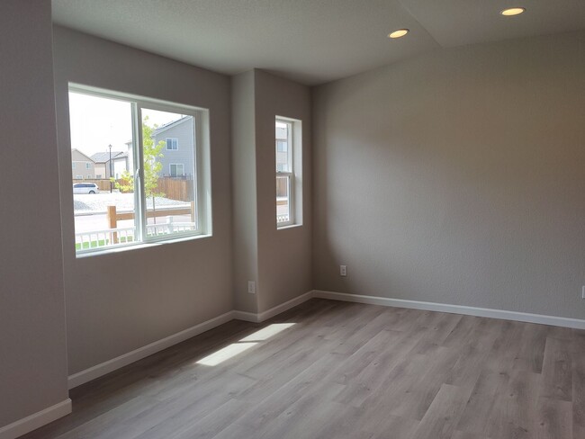 Building Photo - 3 BED/2.5 BATH TOWNHOME IN LORSON RANCH