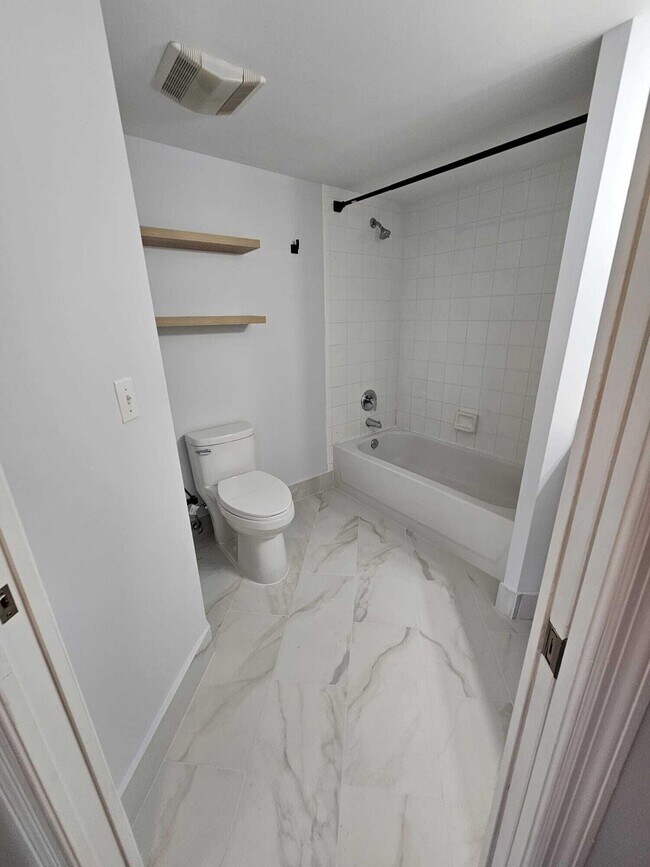 Building Photo - 1100 Crestwood Ct S