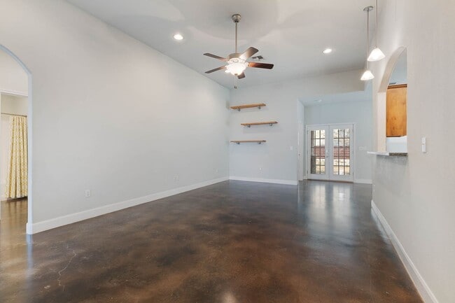 Building Photo - Kerrville, TX!  Country Charm with Modern Flair.