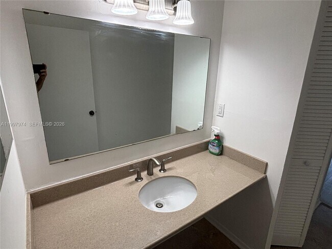 Building Photo - 10854 N Kendall Dr