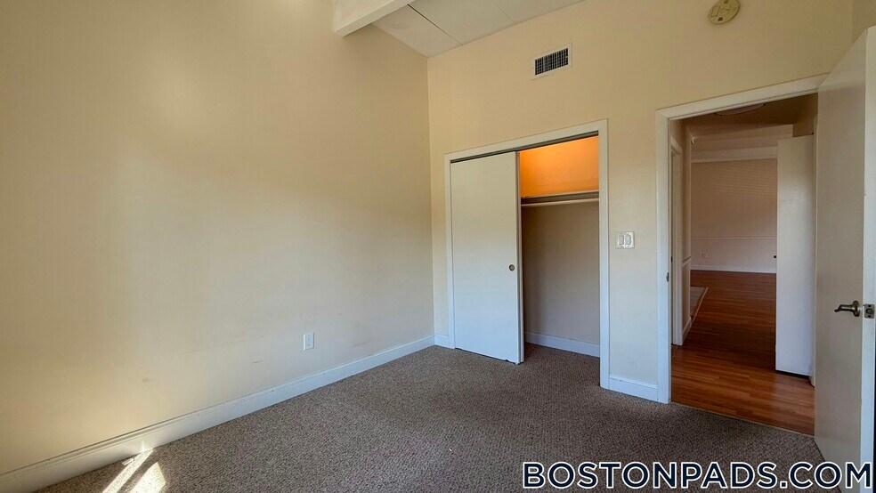 Building Photo - 12 Westgate Dr