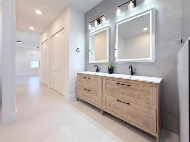 Building Photo - 14671 Lillian Cir
