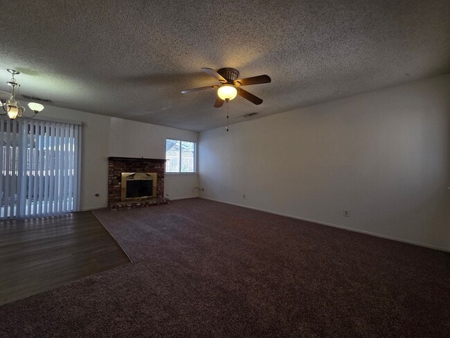 Building Photo - 2 bedroom 1 bath in SE Visalia