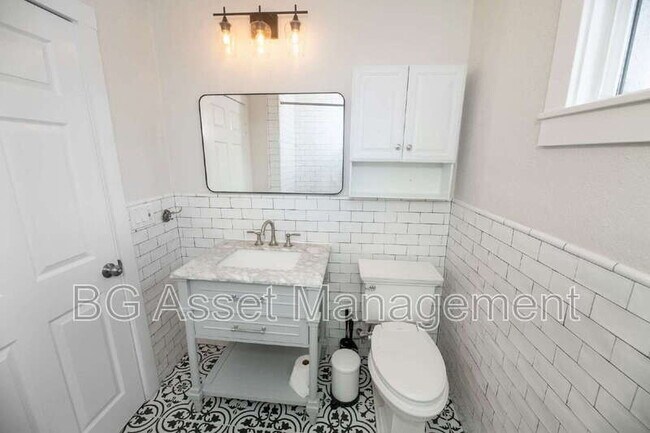 Building Photo - 5524 Shattuck Ave.