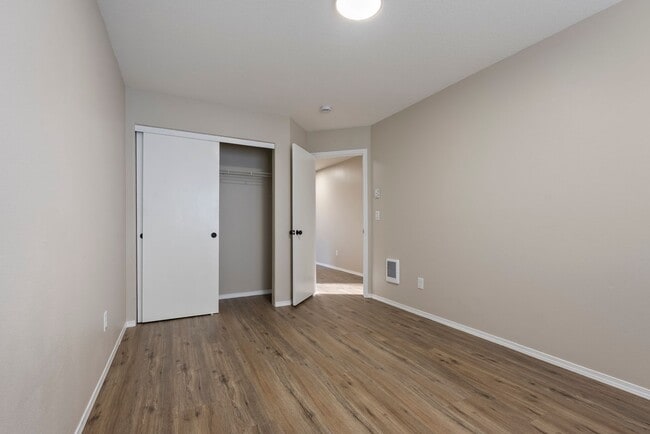 Building Photo - 4 bedroom/2.5 bathroom available in SE Portland