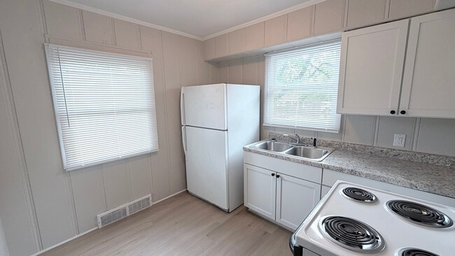 Building Photo - 1025 Covert Ave