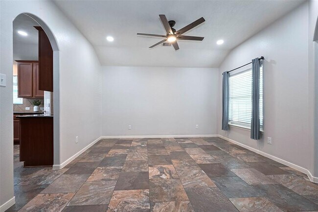 Building Photo - 2819 Lakecrest Way Dr
