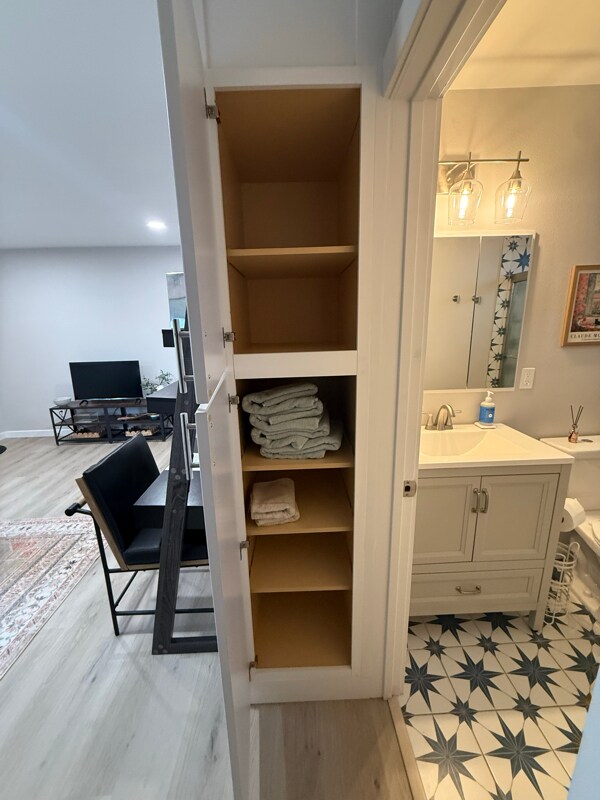 Building Photo - 3013 W Lakeside Dr