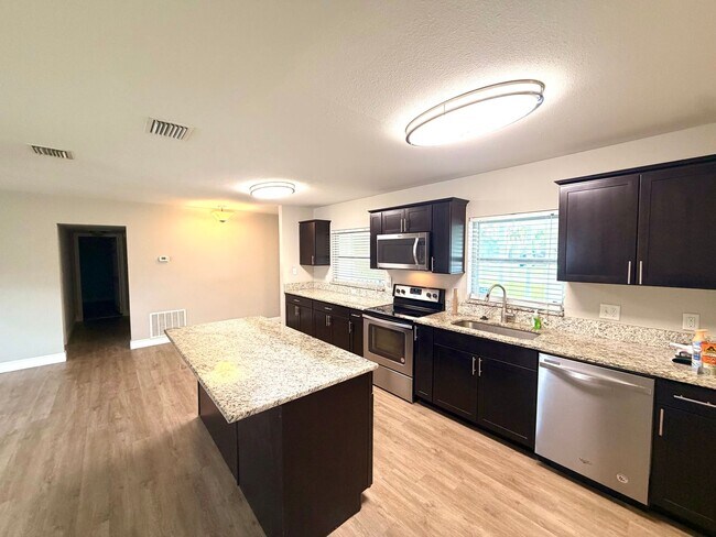 Building Photo - Modern Updated 3/2 in Winter Park Estates