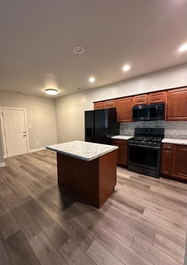 Building Photo - 107 Summertree Dr