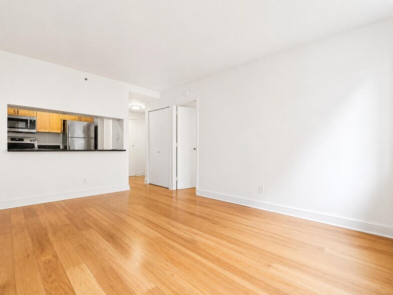 Building Photo - 323 W 96th St