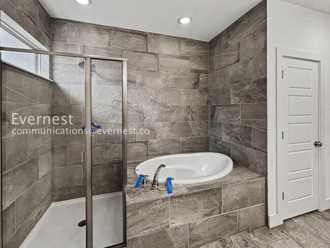 Building Photo - 3 Bed, 2 Bath Home with Fenced Yard & Garage / Pet-Friendly / Available Now!