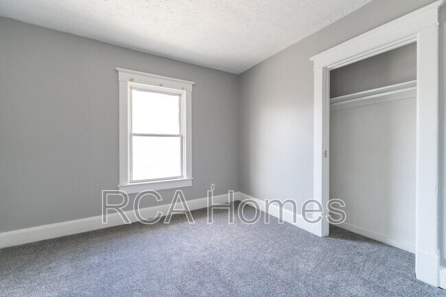 Building Photo - 1035 N Parker Ave