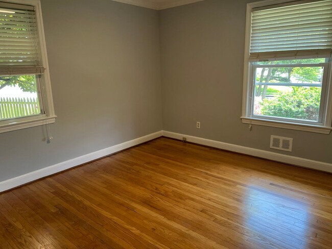 Building Photo - Renovated Rambler Close to Walter Reed, NI...