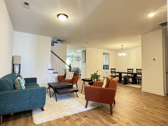 Building Photo - Spacious Luxury 3 Bedroom Townhome for Rent - Great Amenities