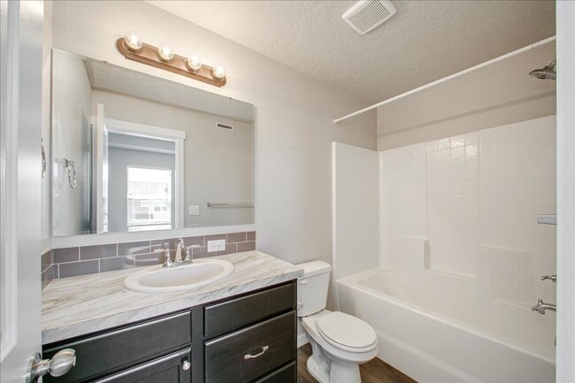 Building Photo - Cute Townhome in SW Boise