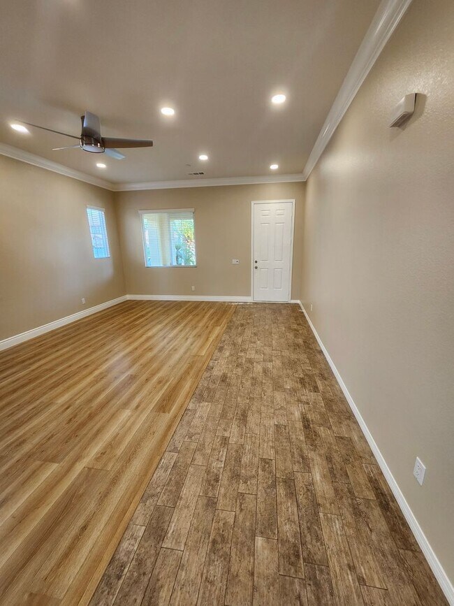 Building Photo - Luxurious 4-Bedroom View Home in Desirable...