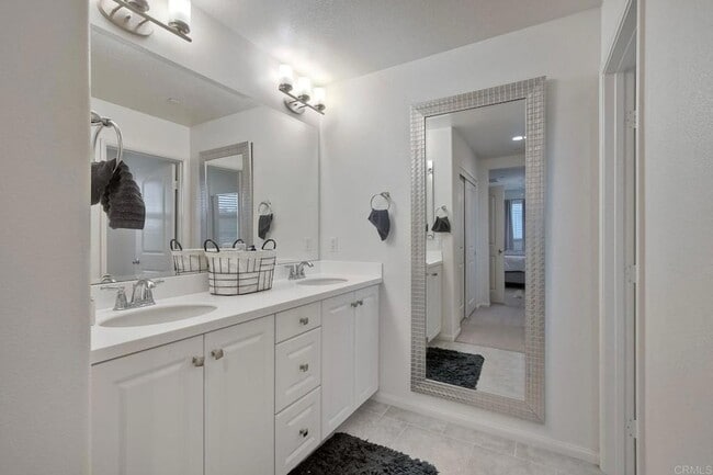 Building Photo - 2211 Solara Ln