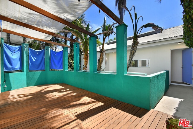 Building Photo - 656 Angelus Pl
