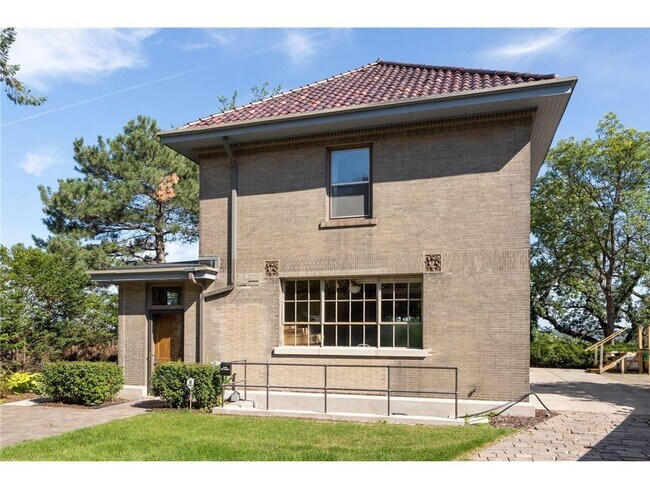 Building Photo - 1720 Mt Curve Ave