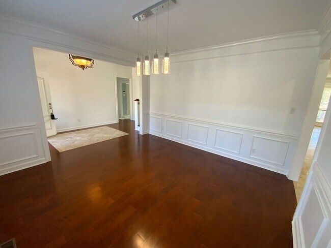 Building Photo - 123 Courts Ln