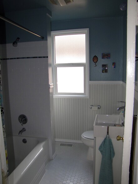 bath 2 - 2400 North Schofield Street